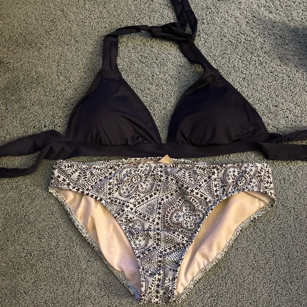 Bikini - Picture 1 of 2